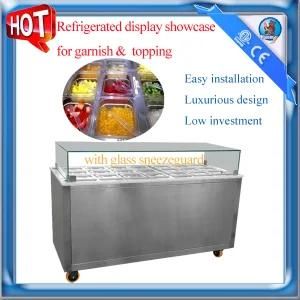 Refrigerated display showcase for garnish and topping